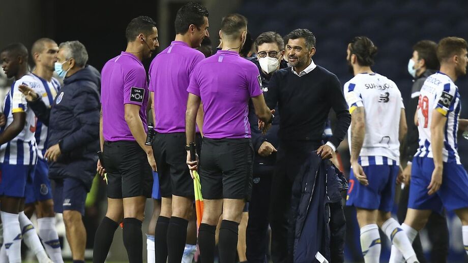 Há penáltis por marcar a favor do FC Porto? Especialistas Record analisam casos do jogo do Dragão