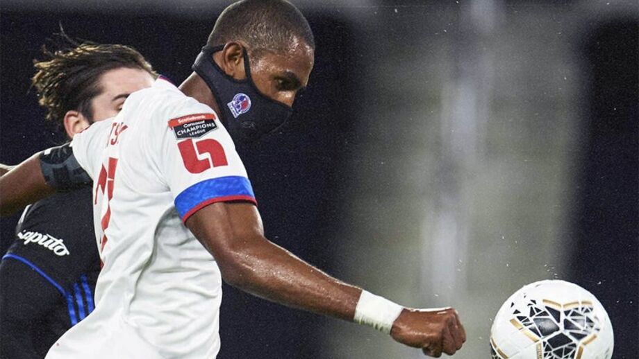 Joga de máscara... e está nas bocas do mundo: Jerry Bengtson começou e a 'moda' pegou