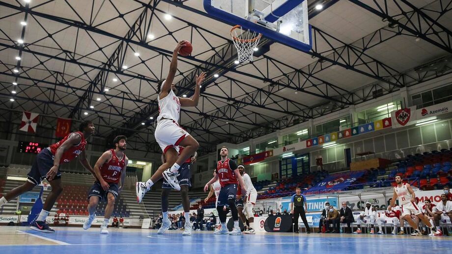 Benfica derrota Oliveirense no playoff em mais um encontro impróprio para cardíacos