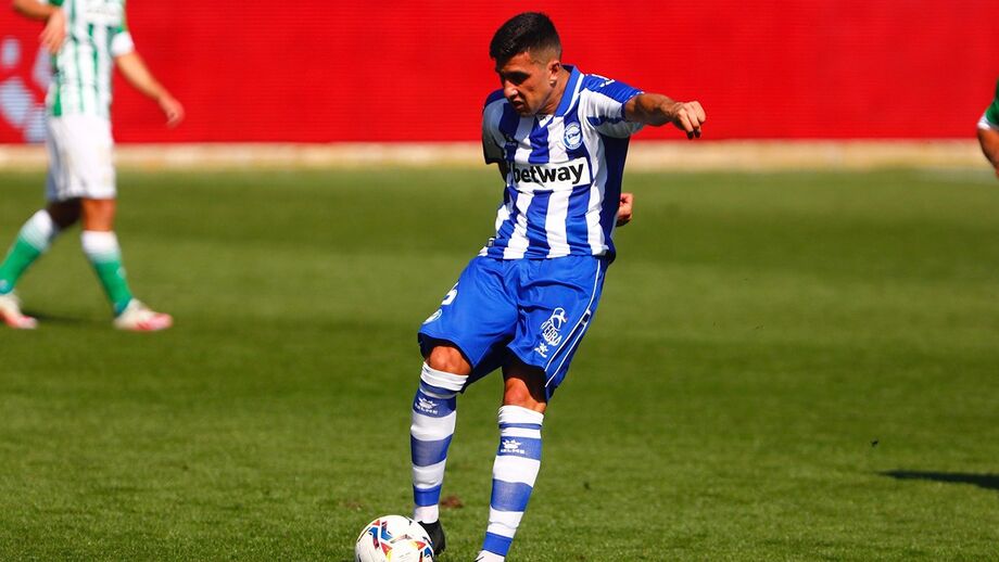 Battaglia é titular no Alavés, mas o clube basco pode descer de divisão e não tem 5 milhões de euros para investir no médio argentino