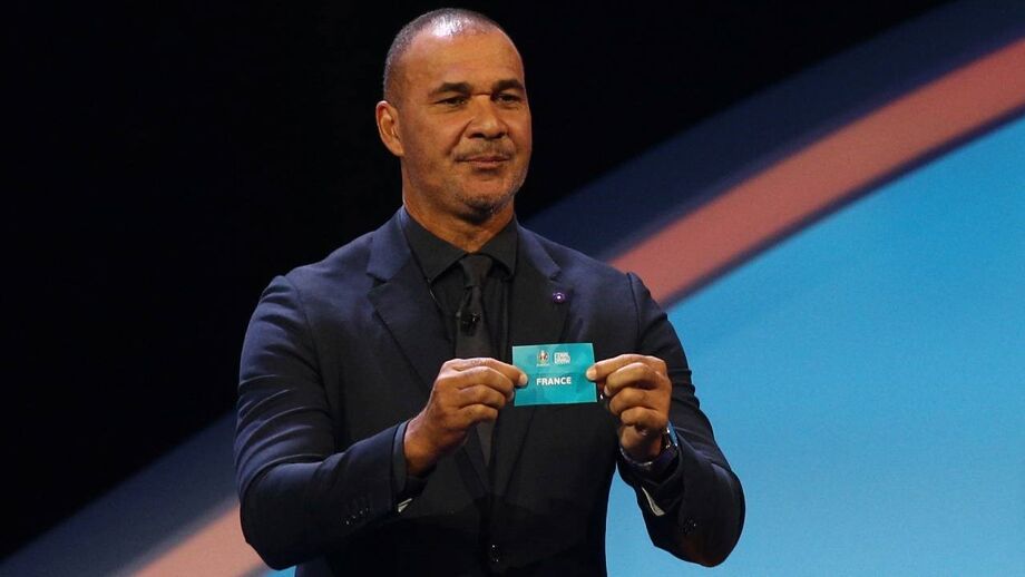 Ruud Gullit durante um sorteio da UEFA
