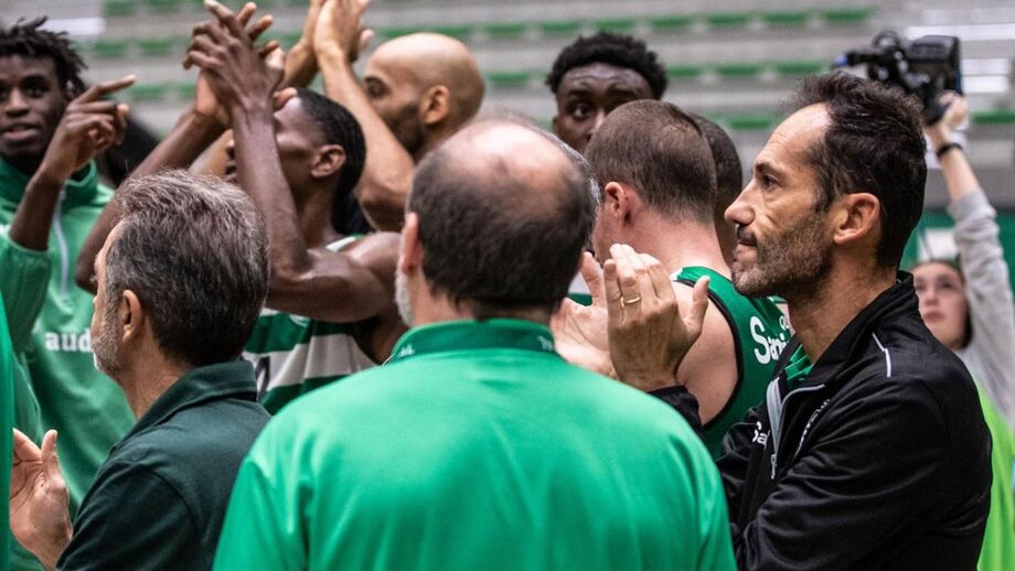 António Paulo Ferreira, treinador-adjunto do Sporting, à direita