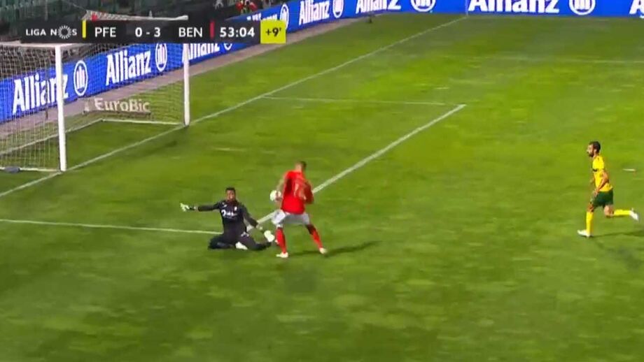 Piloto da Mercedes ultrapassou o espanhol logo após a largada do Grande Prémio em Montreal