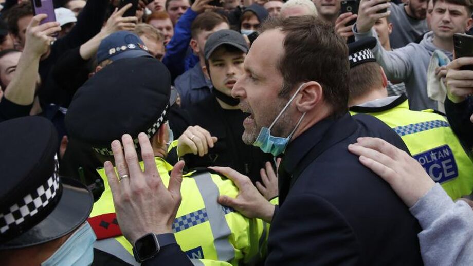 Antigo guarda-redes e atual diretor técnico dos londrinos dá a cara na manifestação em Stamford Bridge