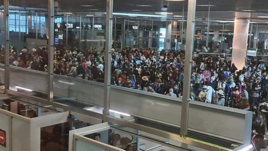 Centenas de passageiros 'entopem' zona de chegadas do Aeroporto de Lisboa