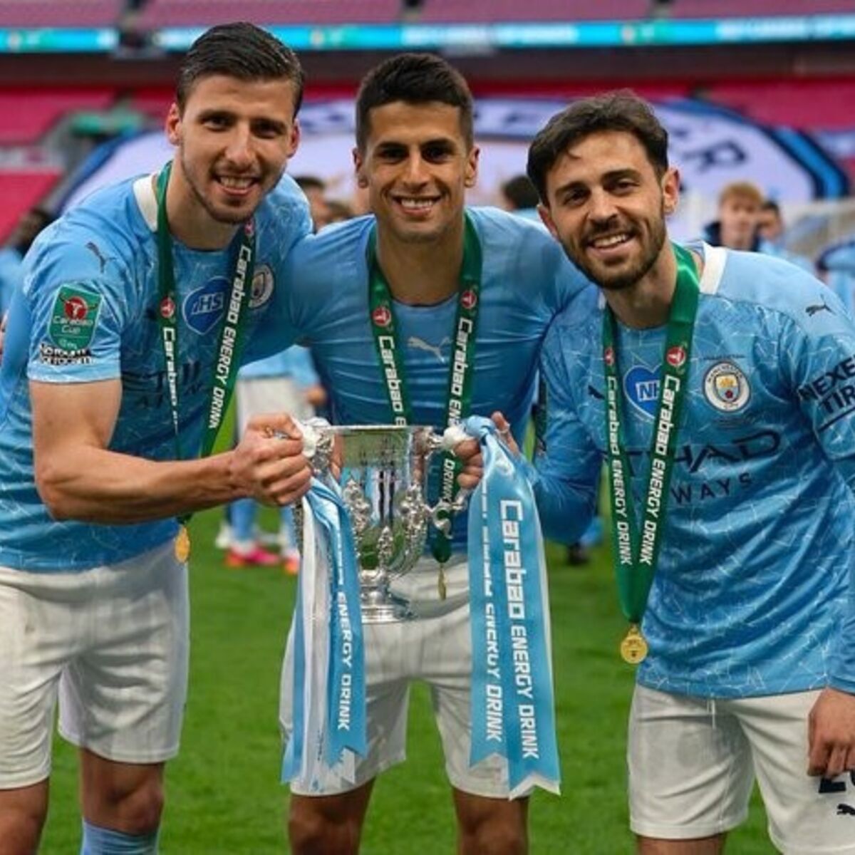 Manchester City é campeão da Premier League sem jogar e sonha com