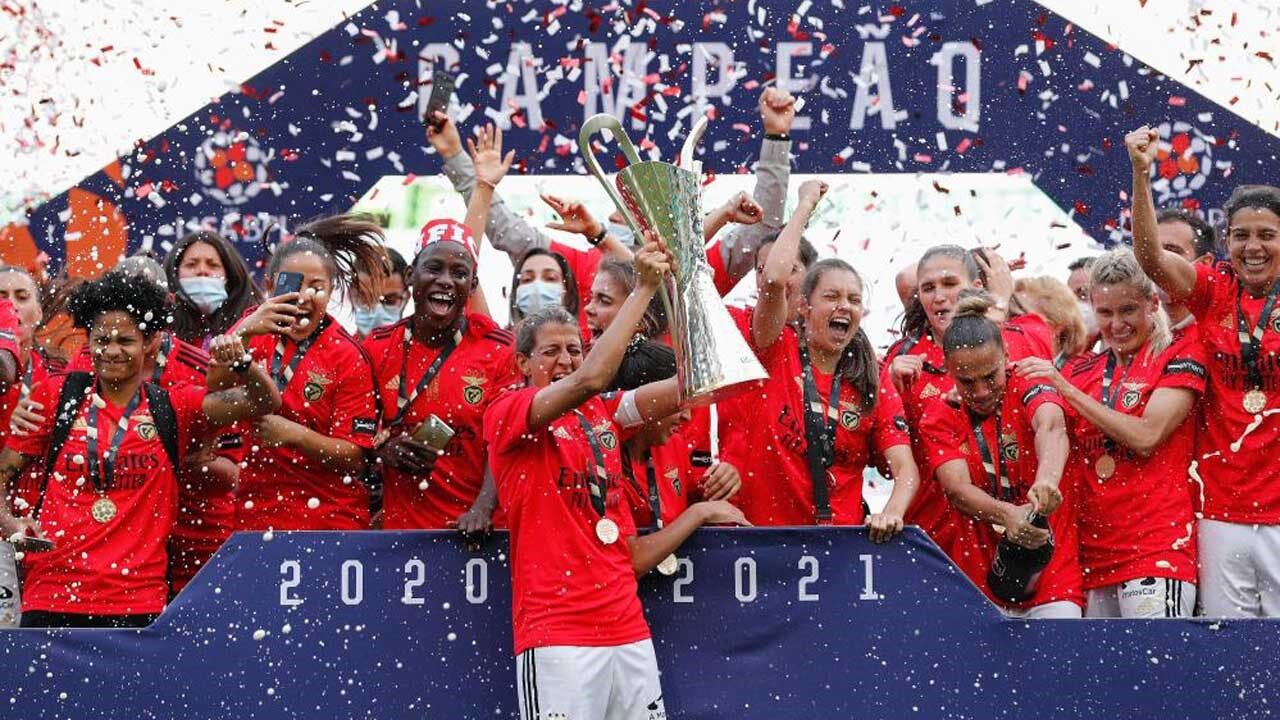 19 vitórias em 20 jogos, 92 golos marcados, só cinco sofridos: Benfica  vence em Gaia e sagra-se tricampeão nacional de futebol feminino –  Observador