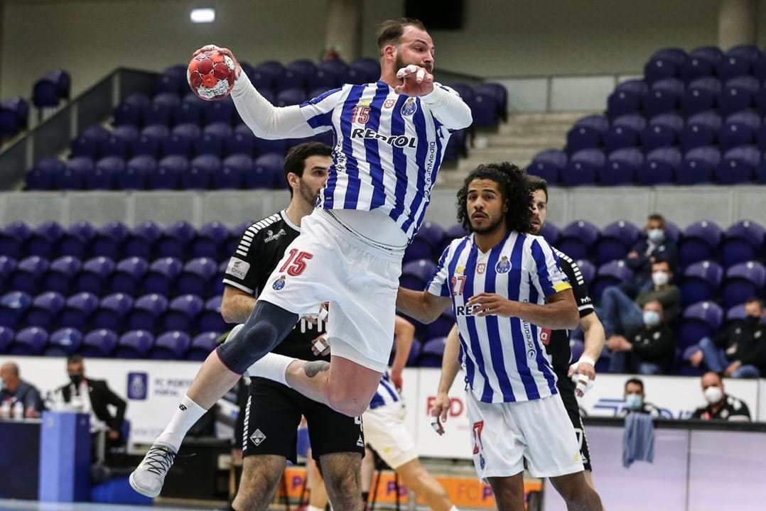 Mulher De Quintana Entregou A Taça De Campeão Nacional De Andebol Aos Jogadores Do Fc Porto 