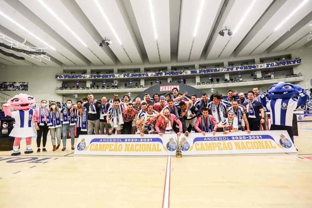 Mulher De Quintana Entregou A Taça De Campeão Nacional De Andebol Aos Jogadores Do Fc Porto 