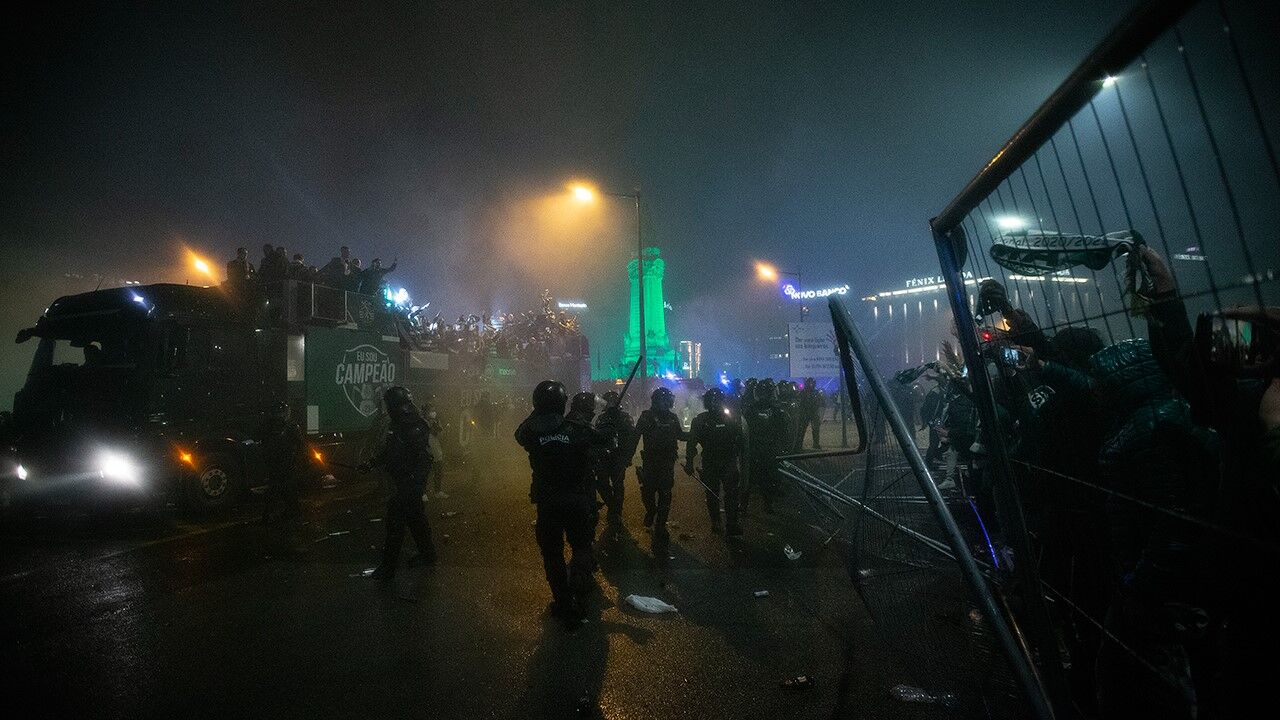 A polícia carregou sobre os adeptos durante os festejos 