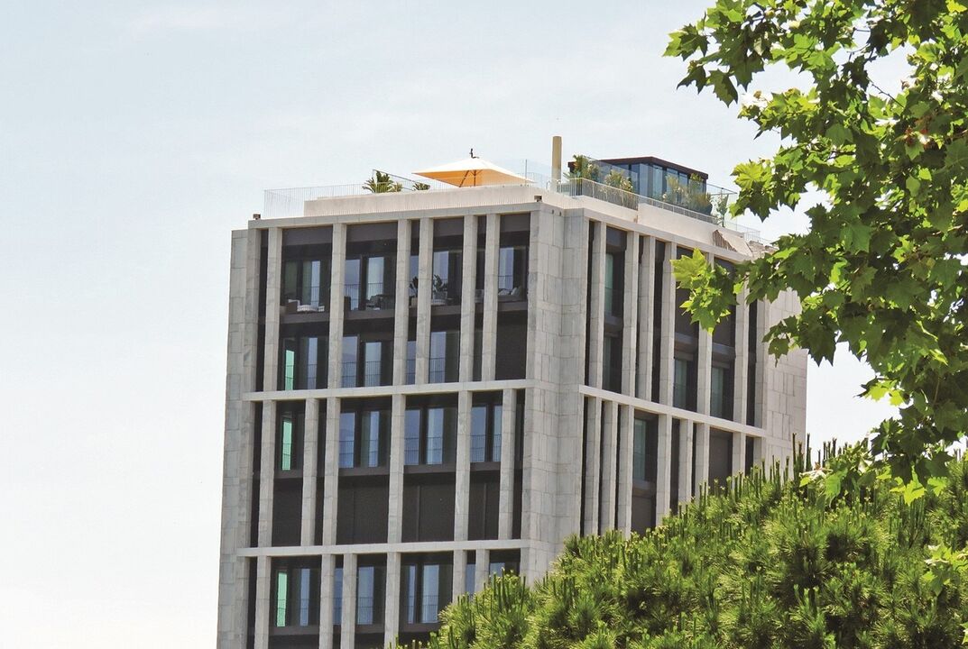 Ronaldo ocupa o 13º andar deste luxuoso prédio na rua Castilho, em Lisboa, e tem ainda a cobertura, onde fez a ‘marquise’