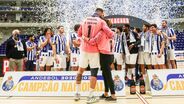 Mulher de Quintana entregou a Taça de campeão nacional de andebol aos jogadores do FC Porto