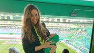Ann Mamore (mulher de Adán): 'Campeões! A apoiar o papá. O seu primeiro jogo de muitos'