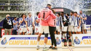 Mulher de Quintana entregou a Taça de campeão nacional de andebol aos jogadores do FC Porto