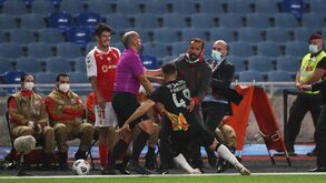 Taarabt e Eduardo de cabeça perdida num momento de enorme tensão a fechar o Sp. Braga-Benfica