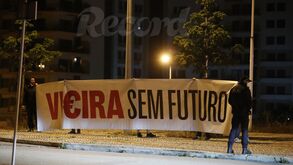 Adeptos do Benfica contestam Luís Filipe Vieira na chegada da equipa ao Seixal de madrugada