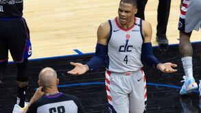 Westbrook revolta-se após ter sido atingido com... pipocas
