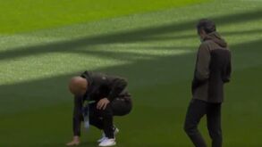 Guardiola toca no relvado e parece aprovar 'tapete' verde do Estádio do Dragão