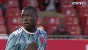 O penálti foi tão mau... que a bola até saiu do estádio