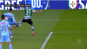 Sporting ficou a pedir penálti neste lance com Paulinho: veja a jogada