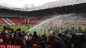 Históricos do Man. United condenam distúrbios mas 'apoiam' protestos: «Adeptos estão fartos»