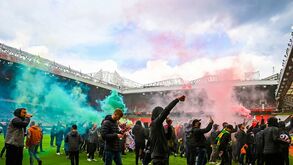 Confusão dos diabos: confrontos e invasão do relvado em Old Trafford 