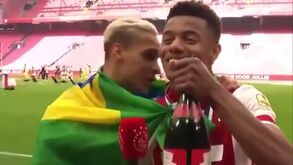 Uma garrafa de champanhe só para David Neres? Acabou assim...