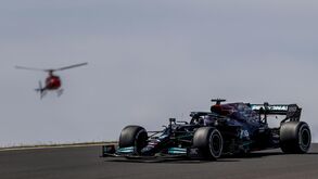 Hamilton volta a deixar marca em Portimão e fica mais perto de nova página de história