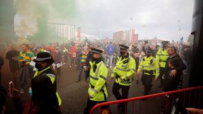 Agente da polícia de Manchester com ferimento grave na face após ter sido atingido por garrafa