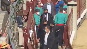 Figo muito aplaudido à chegada a corrida de touros em Madrid