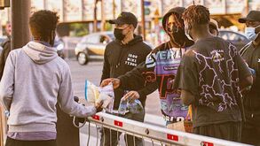 Moise Kean passa o dia a distribuir comida a migrantes nos arredores de Paris