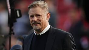 Schmeichel arrasa adeptos que invadiram estádio do Man. United: «Idiotas e desordeiros»