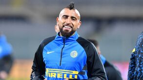Arturo Vidal celebra título do Inter e Gerard Piqué atira: «Se jogas contra coxos...»