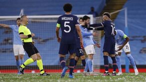 Ambiente aqueceu no Man. City-Paris SG: Bernardo Silva e Neymar 'pegados' após este lance