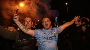 As imagens dos festejos dos adeptos do Manchester City nas imediações do Etihad Stadium