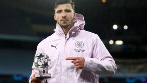 Rúben Dias oferece camisola a John Terry e antigo defesa elogia central português