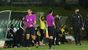 Árbitro foi ao VAR, assinalou penálti para o Sporting e Pote não falhou na cobrança
