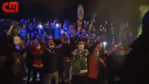 «Eu quero o Sporting campeão»: adeptos eufóricos e até fogo de artifício após triunfo em Vila do Conde