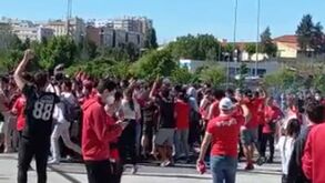 Claques do Benfica entram no perímetro do Estádio da Luz