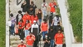 O momento em que centenas de elementos das claques do Benfica se dirigiram para a Luz