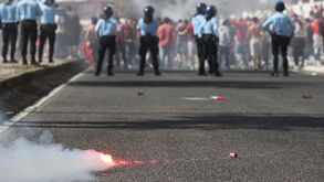 Muitos adeptos e forte contingente no Estádio da Luz à chegada dos autocarros