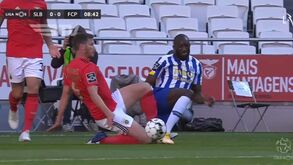 FC Porto pediu penálti neste choque entre Vertonghen e Marega na área do Benfica