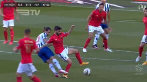 Benfica pediu segundo amarelo para Sérgio Oliveira neste lance