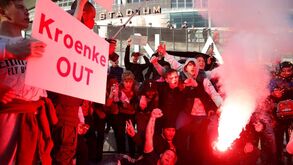 «Nós importamo-nos, e tu?»: adeptos do Arsenal pedem demissão do dono do clube