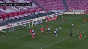 Grande lance de João Mário e Uribe a empatar o Benfica-FC Porto com este remate na passada