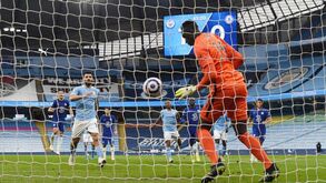 Agüero desperdiçou penálti de forma bizarra, City adiou título e Guardiola atirou: «Ele decidiu assim...»