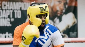 Mayweather prepara combate com youtuber e faz promessa de sonho à namorada