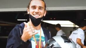 Griezmann visita boxe da Mercedes e cumprimenta Hamilton antes do GP Espanha