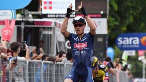 Giro'2021: Tim Merlier vence segunda etapa em sprint atribulado