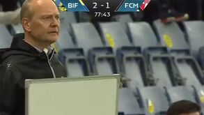 Treinador do Brondby fez de 4.º árbitro para... dar a tática 